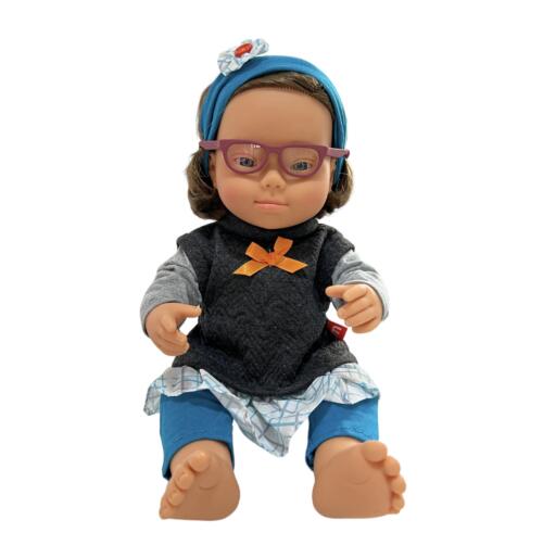 Muñeca síndrome de down caucásica (con lentes y ropa)